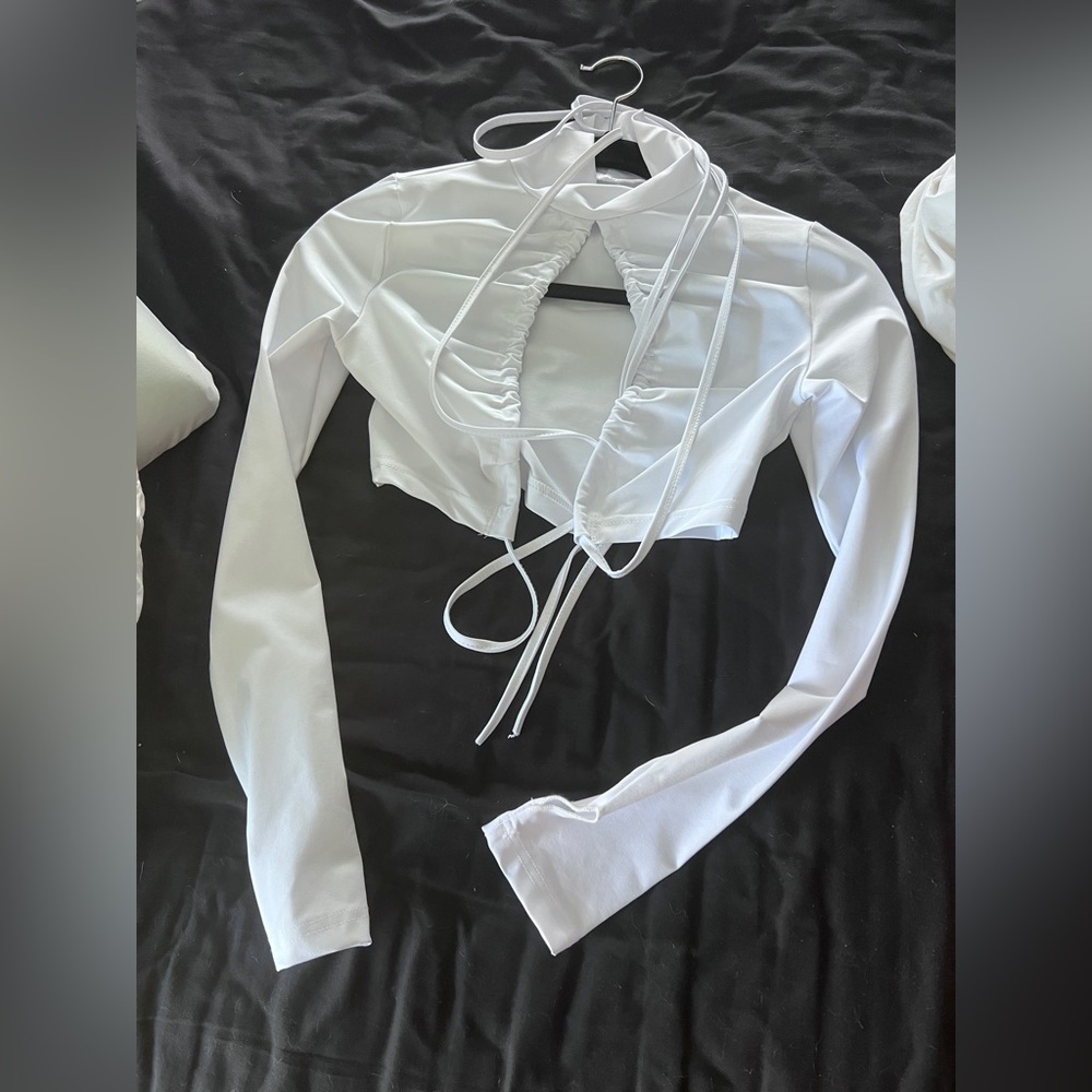 Sexy open cut out NWOT white cropped long sleeve. Size medium. Thumb holes
